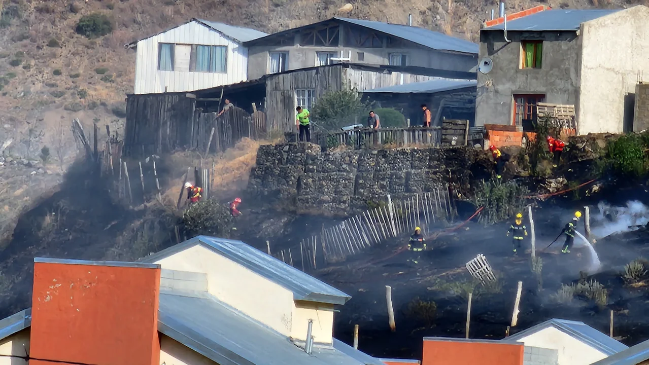 Un susto: iniciaba el fuego para cocinar, se le fueron las brasas y generó un incendio que preocupó al vecindario