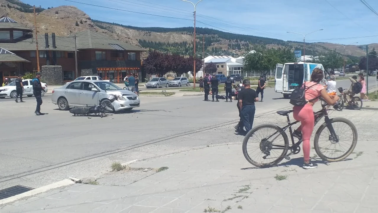 Accidente en Esquel: choque entre un auto y una moto dejó un lesionado