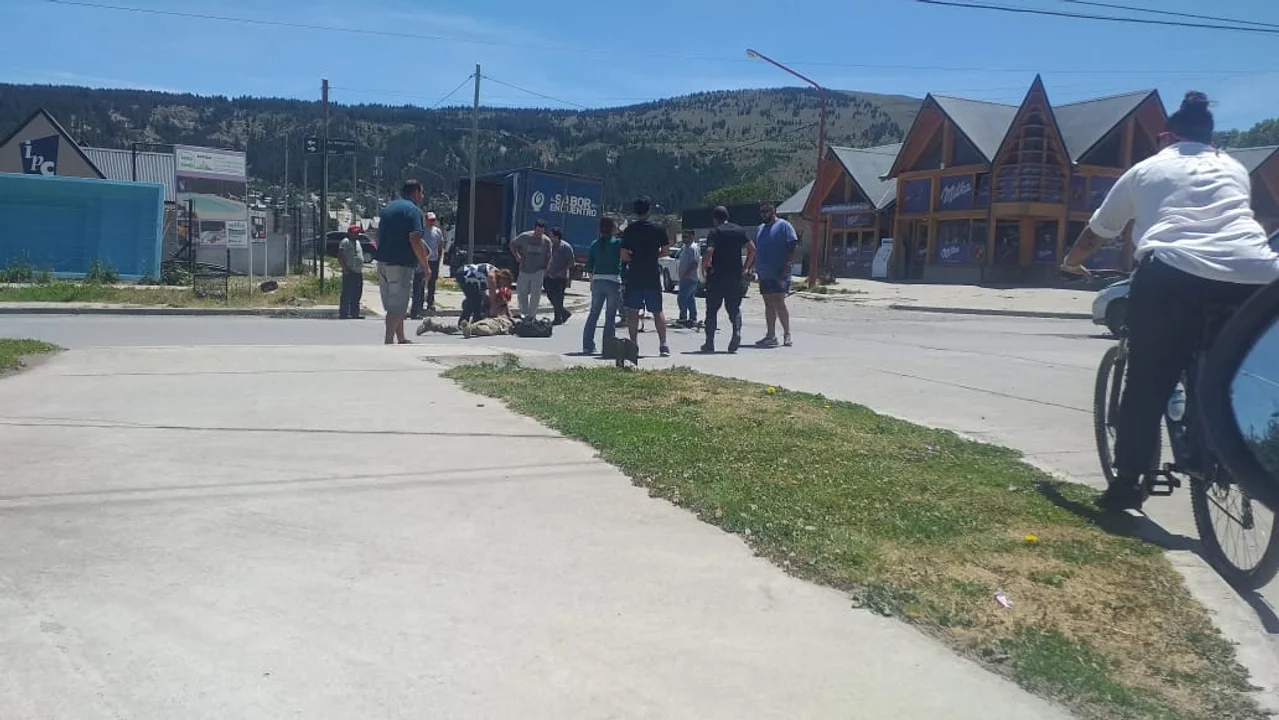 Motociclista resultó lesionado tras chocar con un auto en Esquel