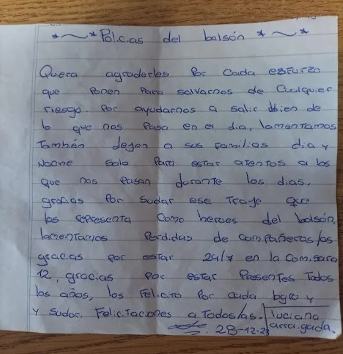Conmovedor gesto de una niña hacia la policía tras la pérdida de una integrante