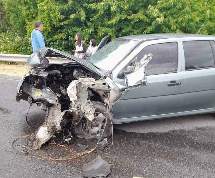 Fuerte impacto entre dos vehículos en ruta alternativa con menores a bordo