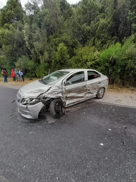 Fuerte choque entre dos vehículos con menores a bordo en Lago Puelo