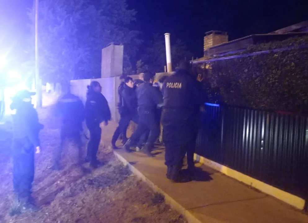 Violenta situación en El Maiten: Tres sujetos intentan ingresar a una vivienda y arremeten contra la policía