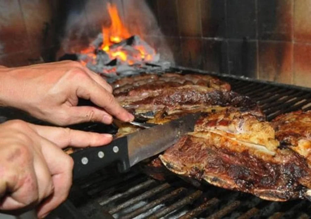 Insólito: Cerraron la parrilla y quedó un comensal encerrado