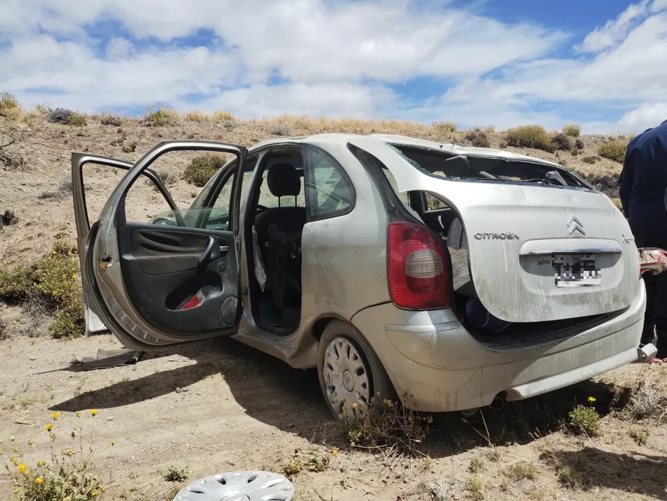 Un auto volcó cerca de Tecka y los ocupantes resultaron con lesiones leves