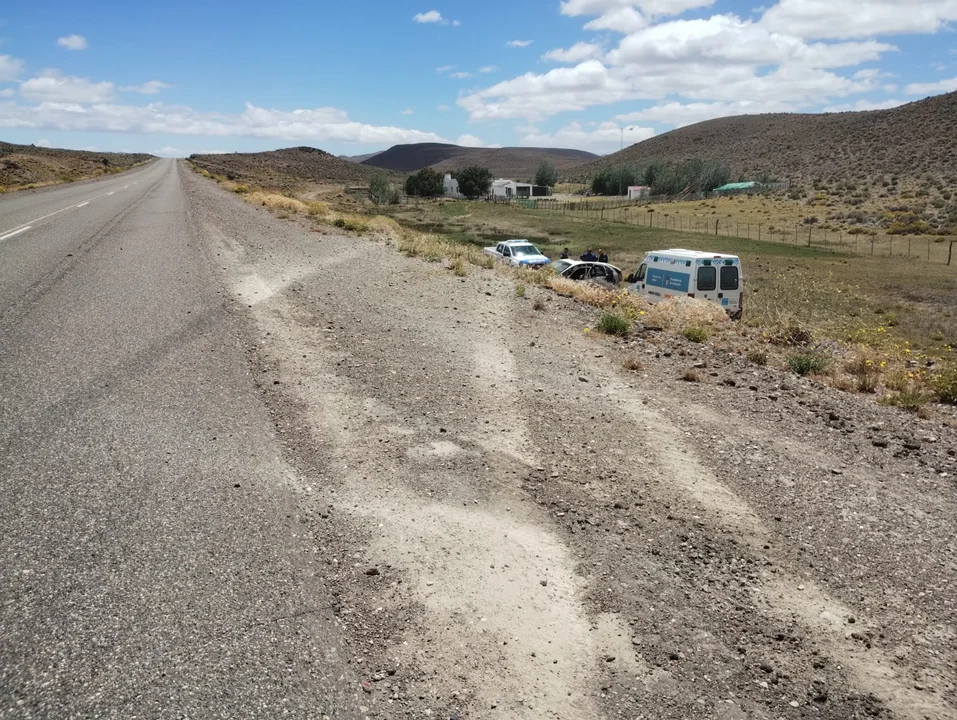 Un auto volcó en la Ruta 25 y los ocupantes resultaron con lesiones leves