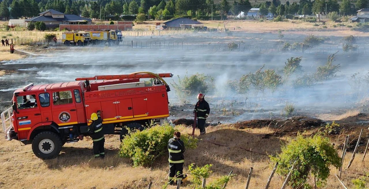 Alerta por un incendio de pastizales en la localidad de Trevelin