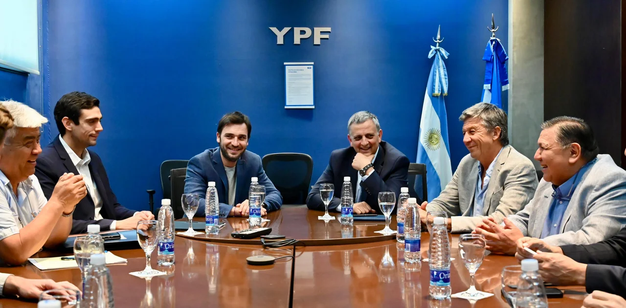El gobernador de Chubut obtuvo el compromiso de que se mantendrán los puestos de trabajo en YPF