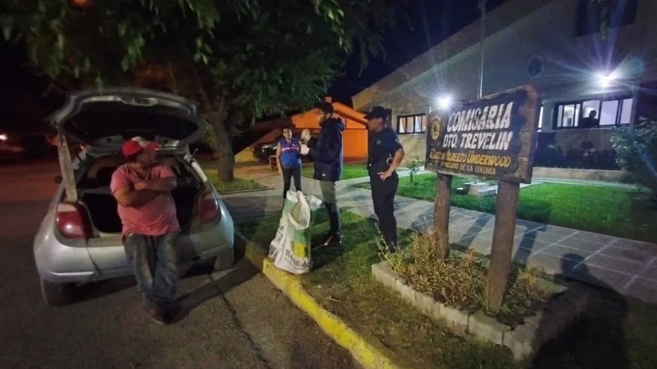 Tras intentar evadir el control interceptaron un auto que trasladaba carne vacuna en el baúl