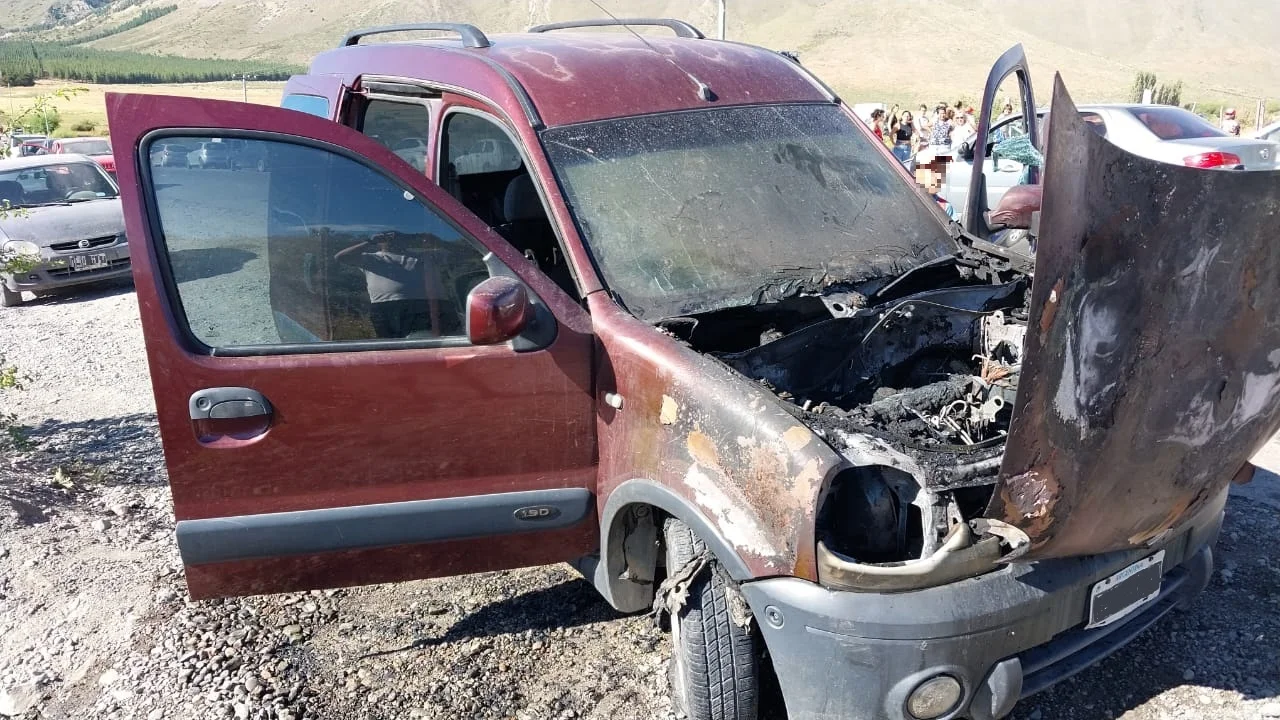 Un susto: estacionó el auto y minutos después se prendió fuego