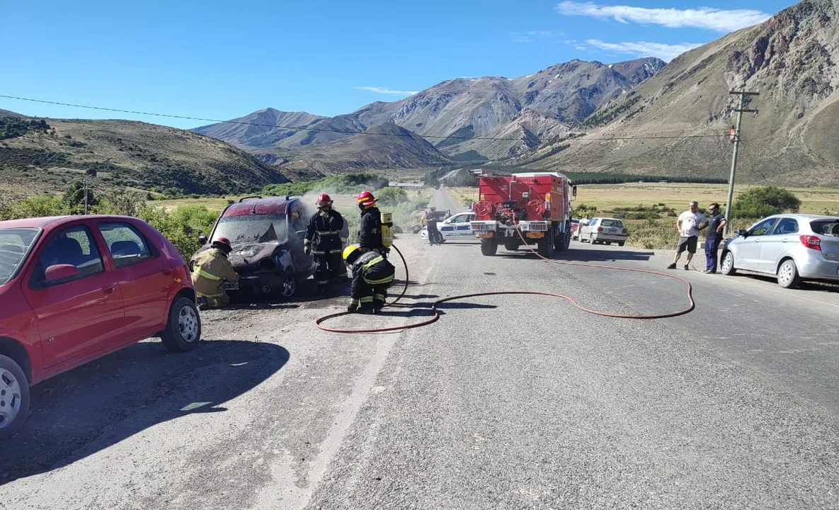 Un susto: estacionó el auto y minutos después se prendió fuego