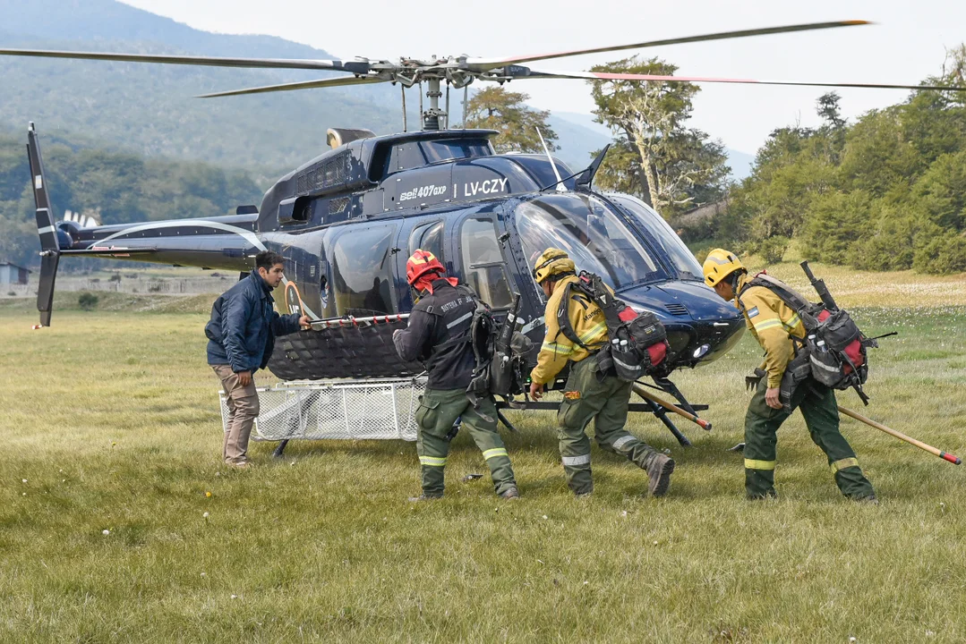 Nación suma 60 brigadistas y un avión observador al combate del incendio en el Parque Los Alerces