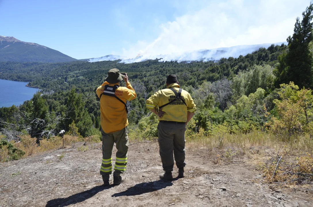 Se produjo un ascenso de temperatura y en el viento del sector Oeste, lo que dificulta la tarea de los agentes 