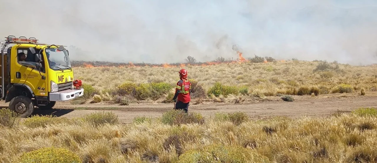 Continúa activo el incendio en El Maitén que ya afectó 950 hectáreas (Foto: Servicio Provincial de Manejo del Fuego)