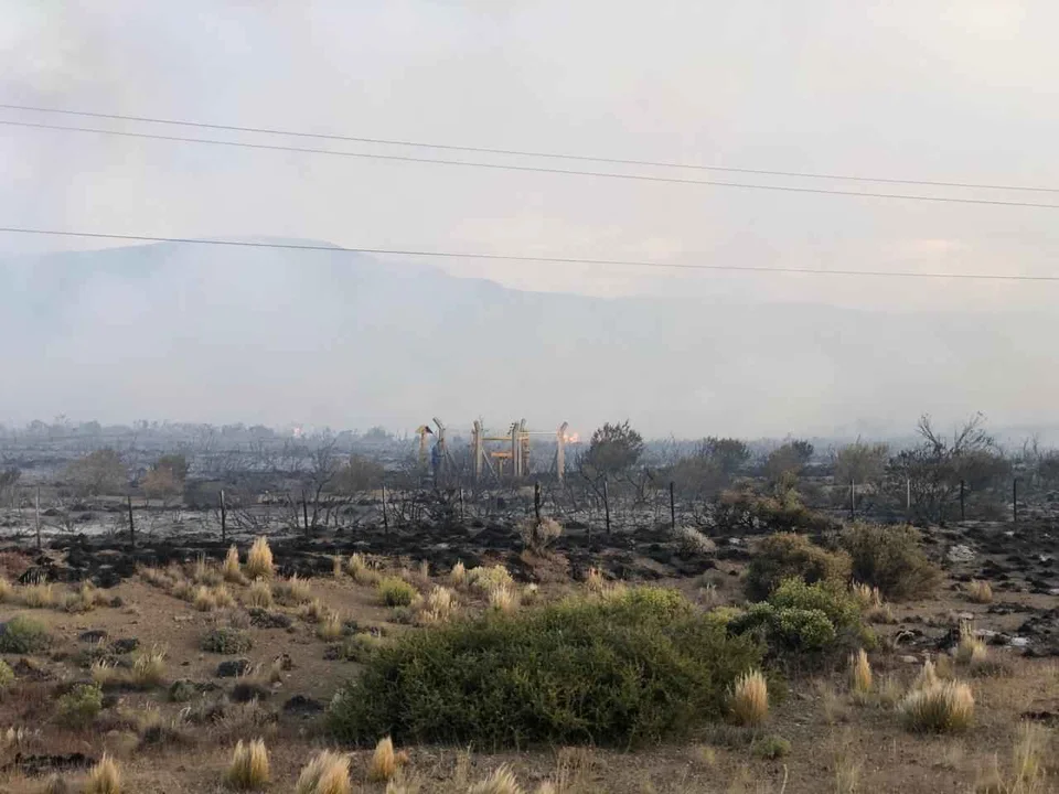 Un incendio dejó sin luz a varias localidades de la Comarca Andina (Foto: Radio 3)