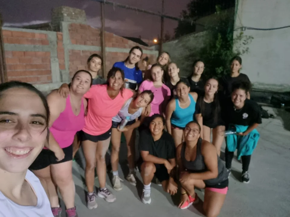 Bajo las órdenes de la profesora Paula Omad, el Club Cordillerano Esquel está llevando adelante la pretemporada