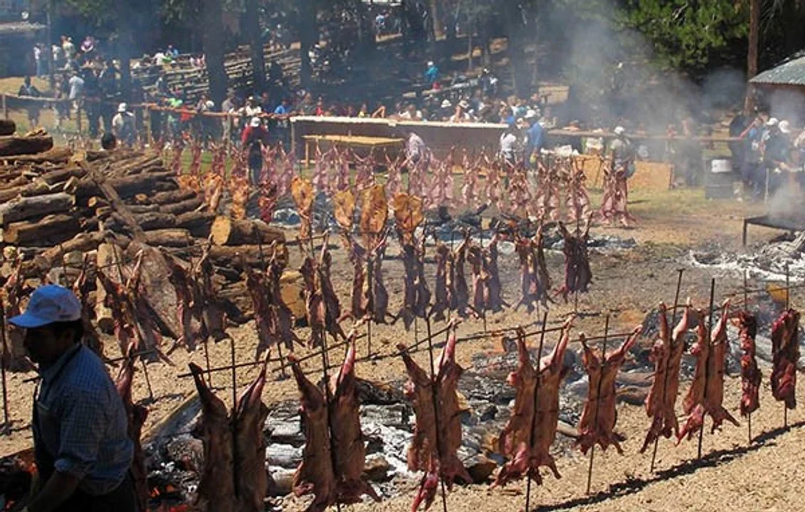 Comenzó la Fiesta del Asado en Cholila: Las imágenes de las primeras jornadas