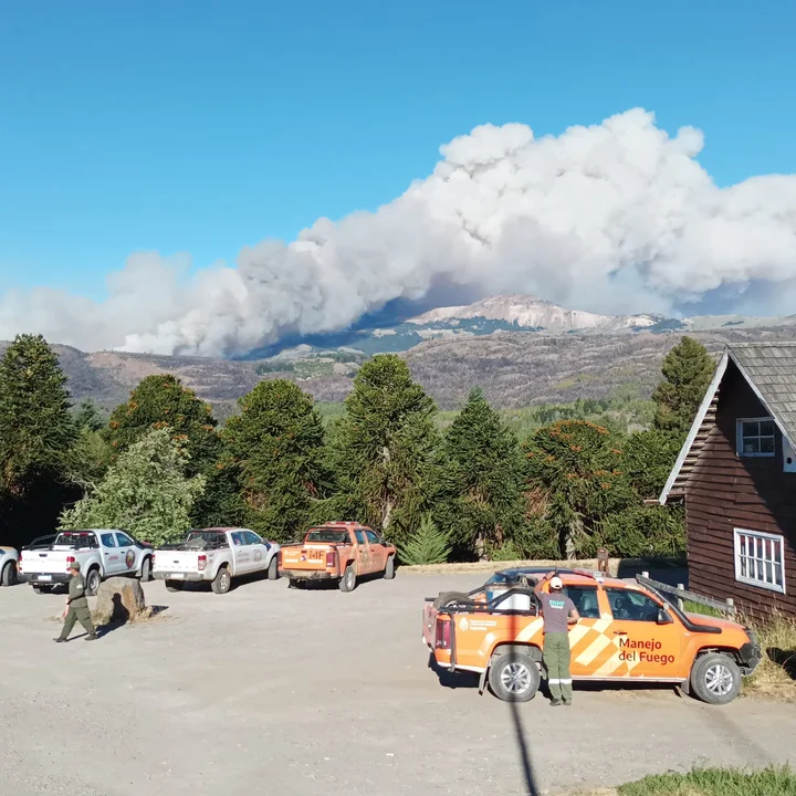 "El incendio está a treinta metros de algunas viviendas de Alto Río Percy"