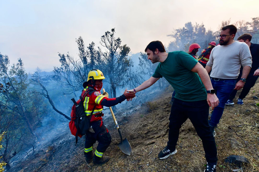 Torres gestionó ante Nación 1.500 millones de pesos para combatir el incendio en el Parque Los Alerces