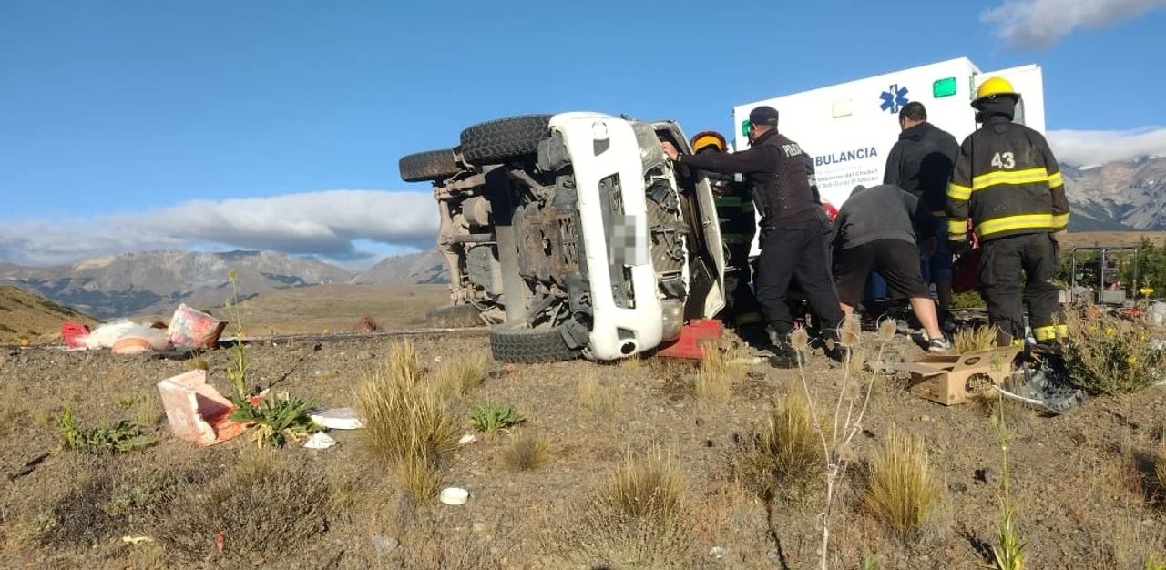 Se durmió mientras manejaba una camioneta y volcó en la zona de Leleque