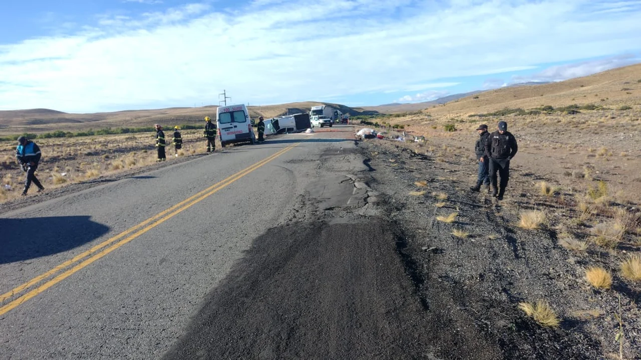 Sobre la Ruta 40 volcó una camioneta en la que viajaban tres personas