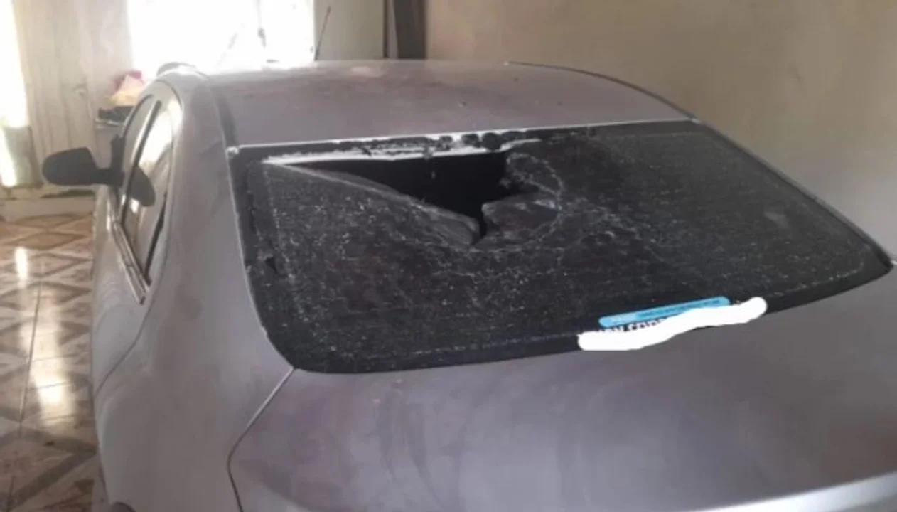 Ingresó a la casa de su ex pareja, la persiguió con un cuchillo y le rompió el auto (Foto: El Chubut)