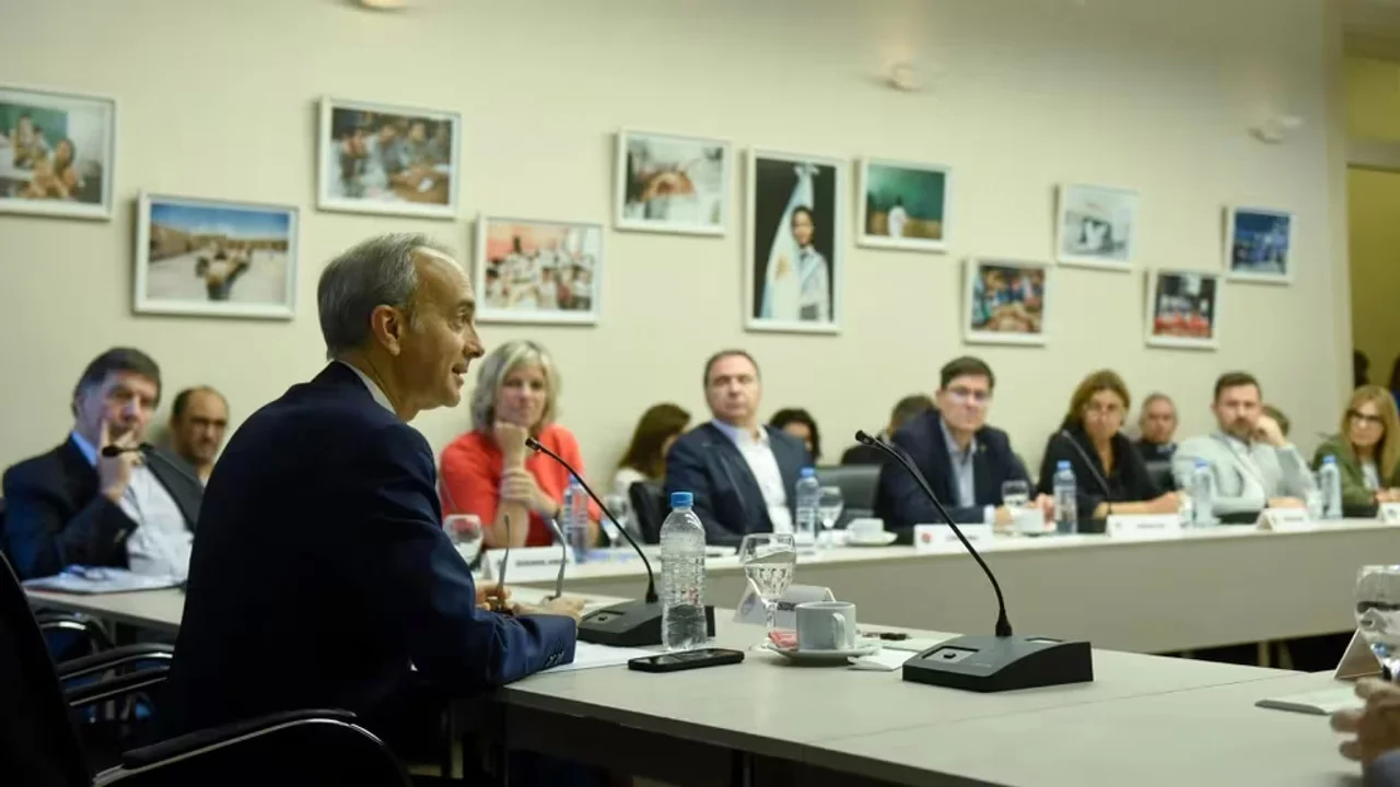 El Gobierno nacional convocó a gremios docentes y ministros provinciales por el salario mínimo
