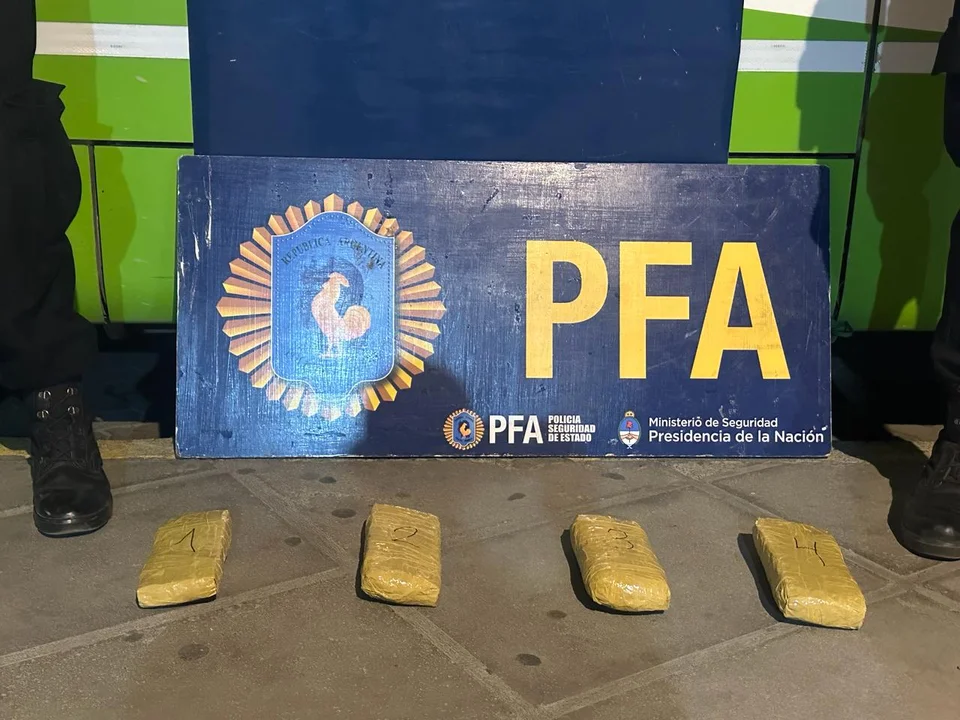 Secuestran cuatro ladrillos de marihuana en la Terminal de Ómnibus de Esquel