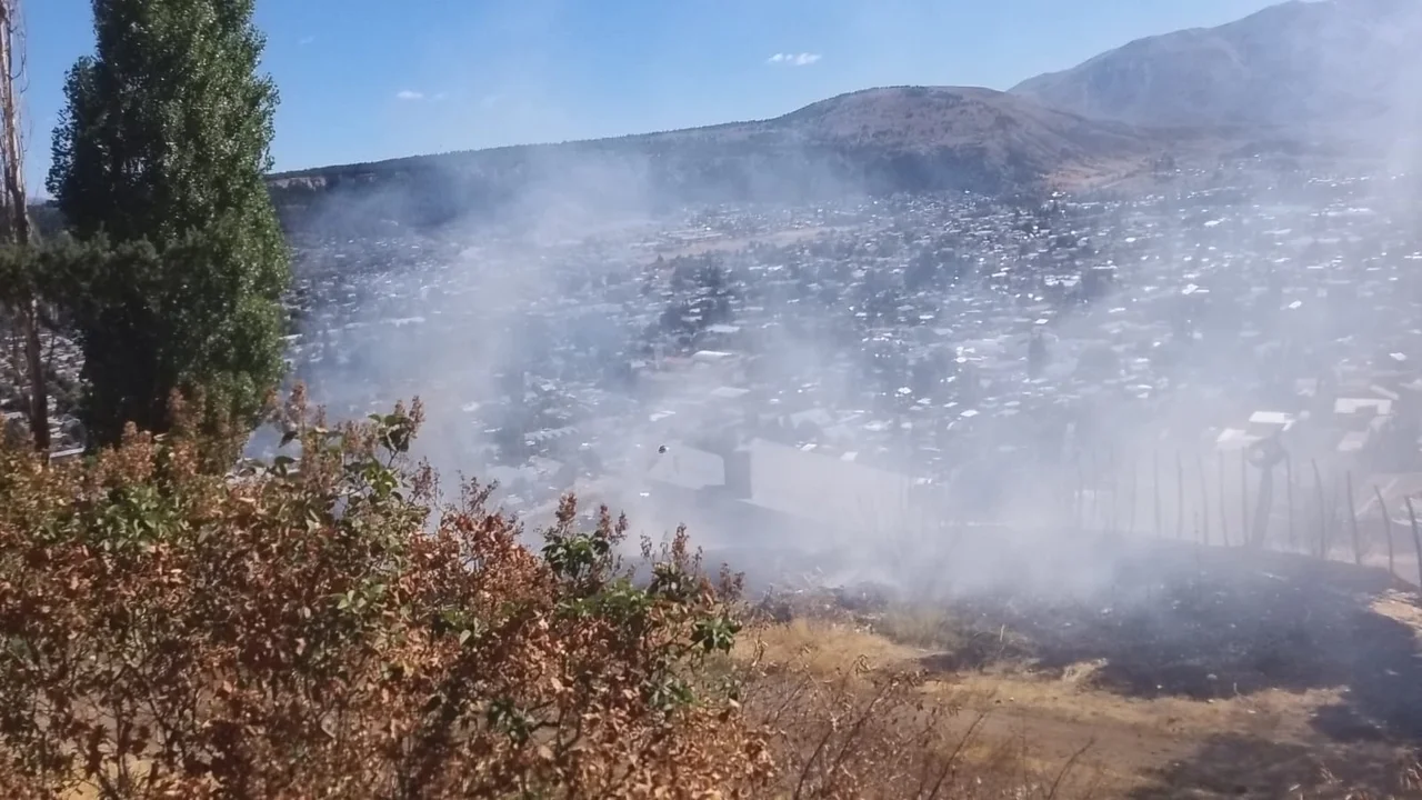 Incendio de pastizales puso en peligro a viviendas del barrio Ceferino