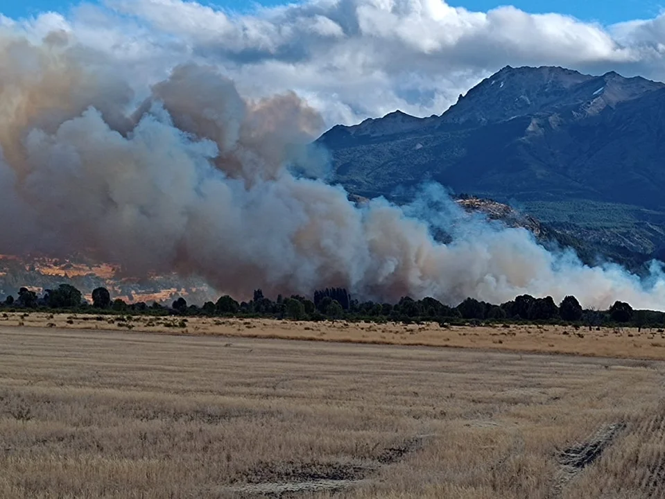 Lograron contener un incendio que puso en riesgo viviendas en un sector de Los Cipreses