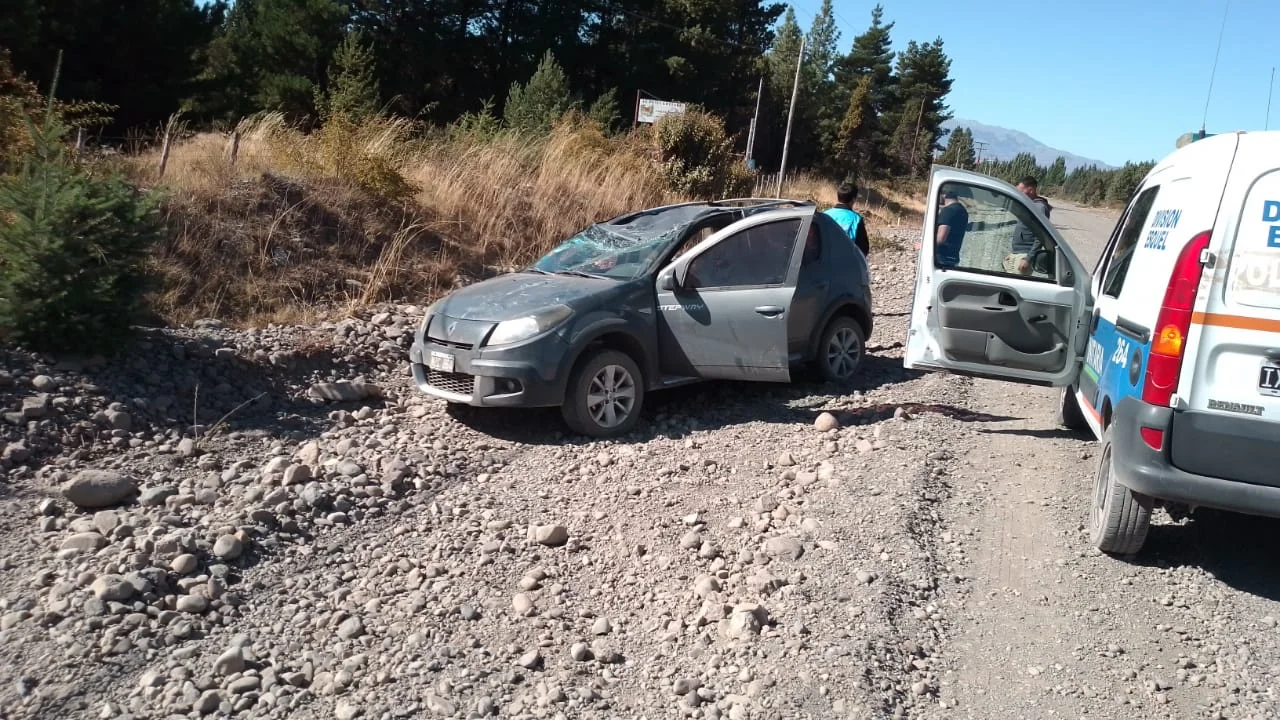 Un vehículo protagonizó otro vuelco en la Ruta 259 entre Chile y Trevelin