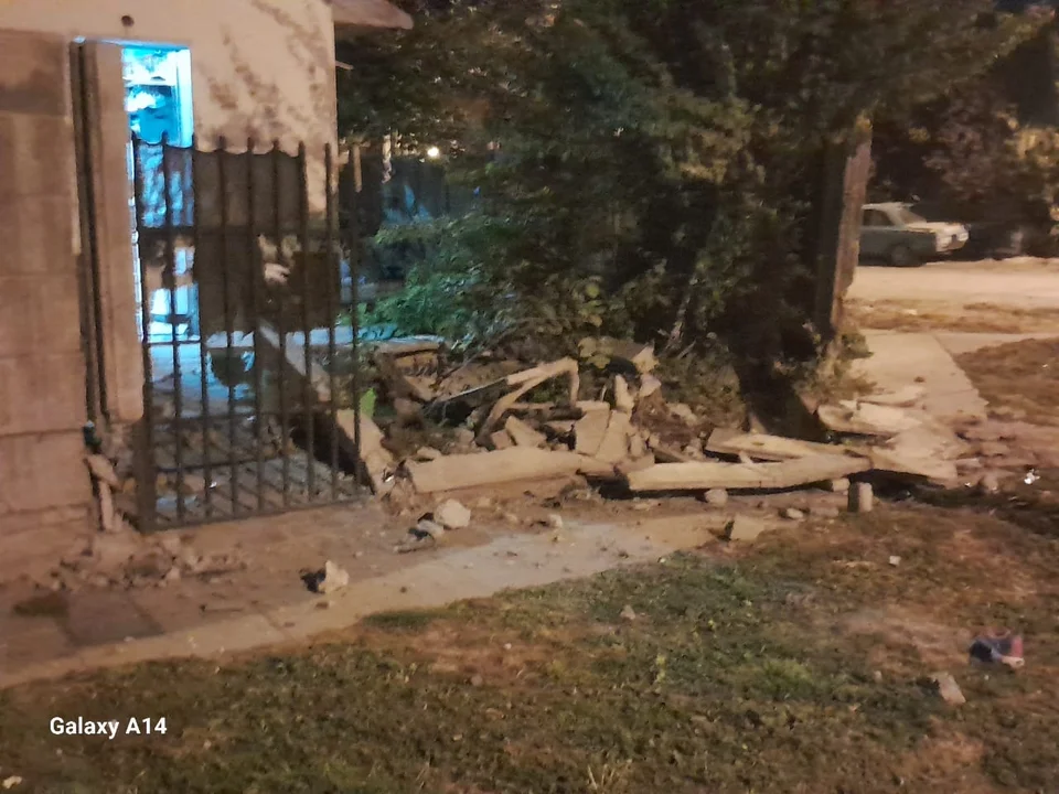 Madrugada accidentada en Esquel: impactó contra el paredón de una vivienda y se dio a la fuga