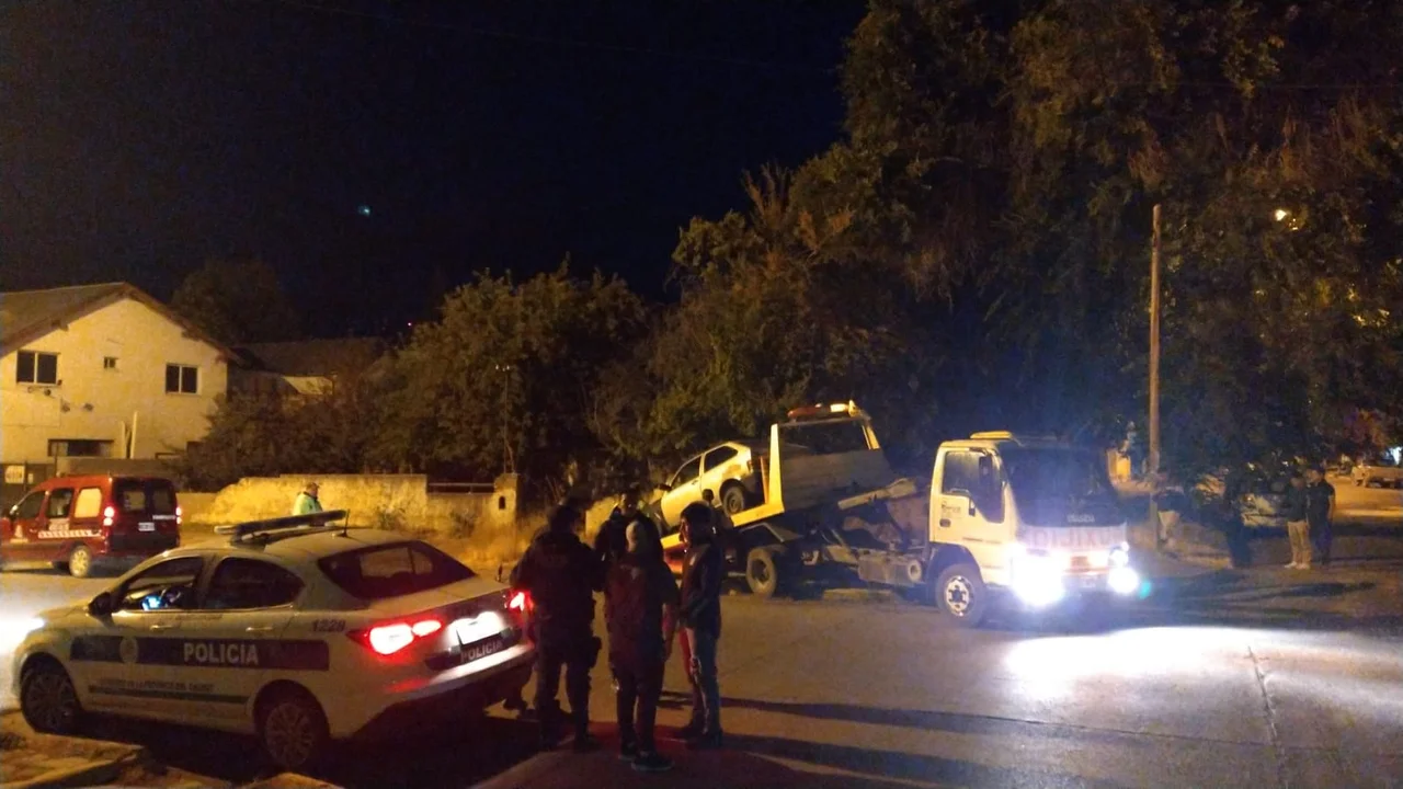 Maniobra peligrosa: casi atropella a los inspectores de tránsito tras intentar evitar el control