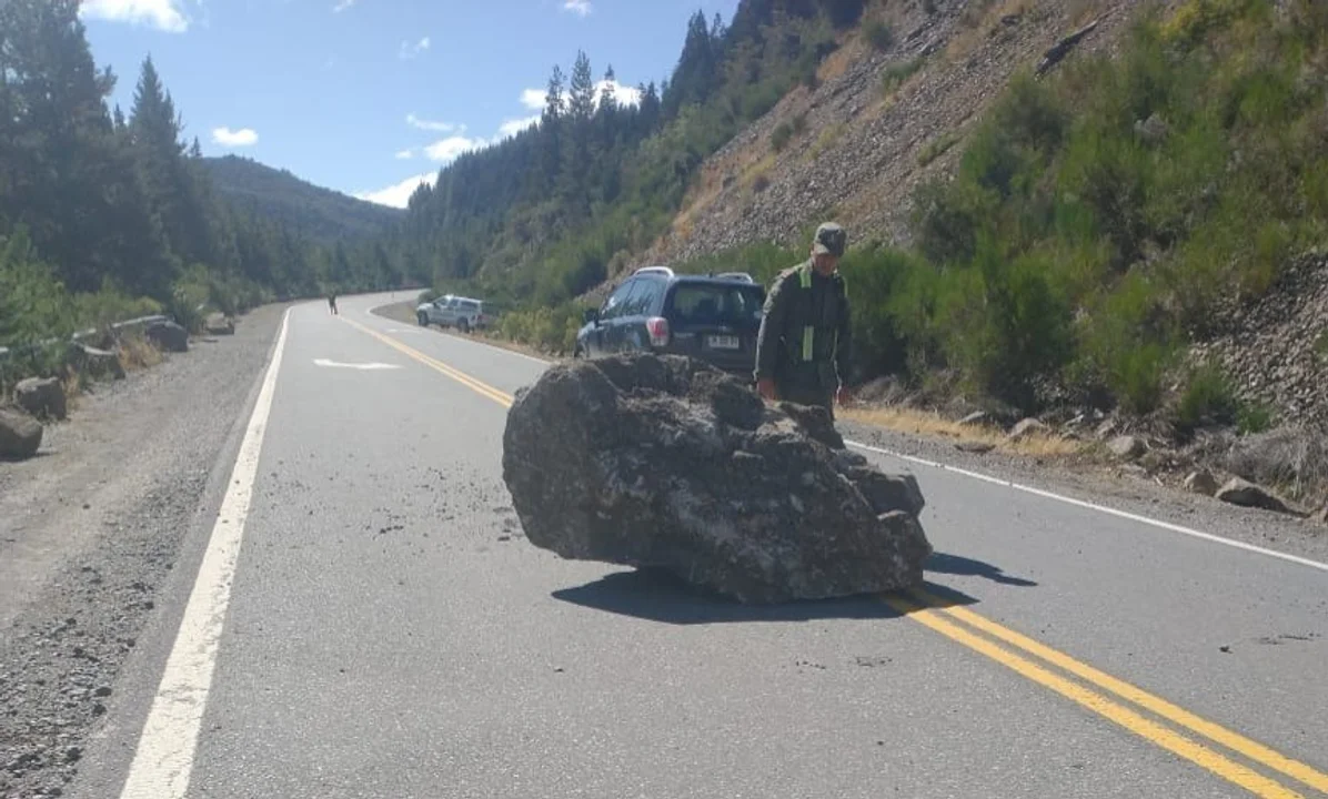 Piedras de gran tamaño cayeron sobre un tramo de la Ruta 40 (Foto: Noticias del Bolsón)