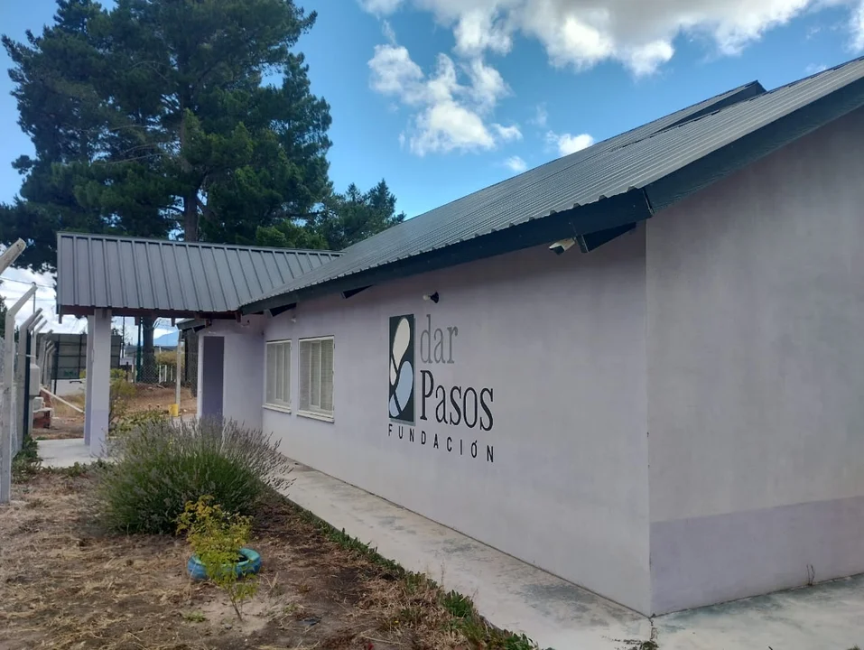 Avanza a buen ritmo la construcción de la sede de la Fundación "Dar Pasos" en Esquel