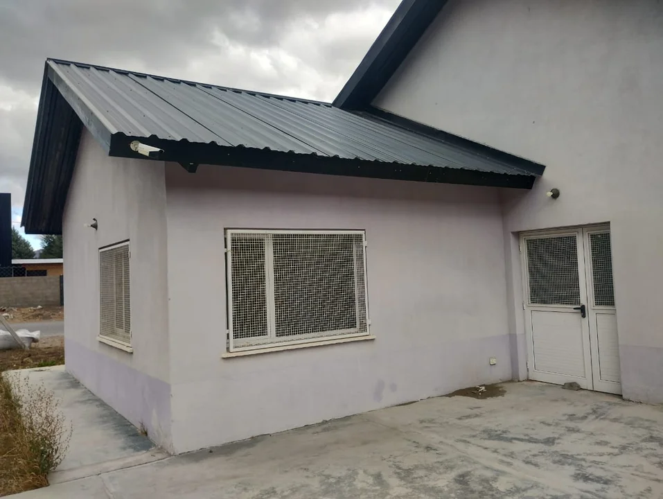 Avanza a buen ritmo la construcción de la sede de la Fundación "Dar Pasos" en Esquel