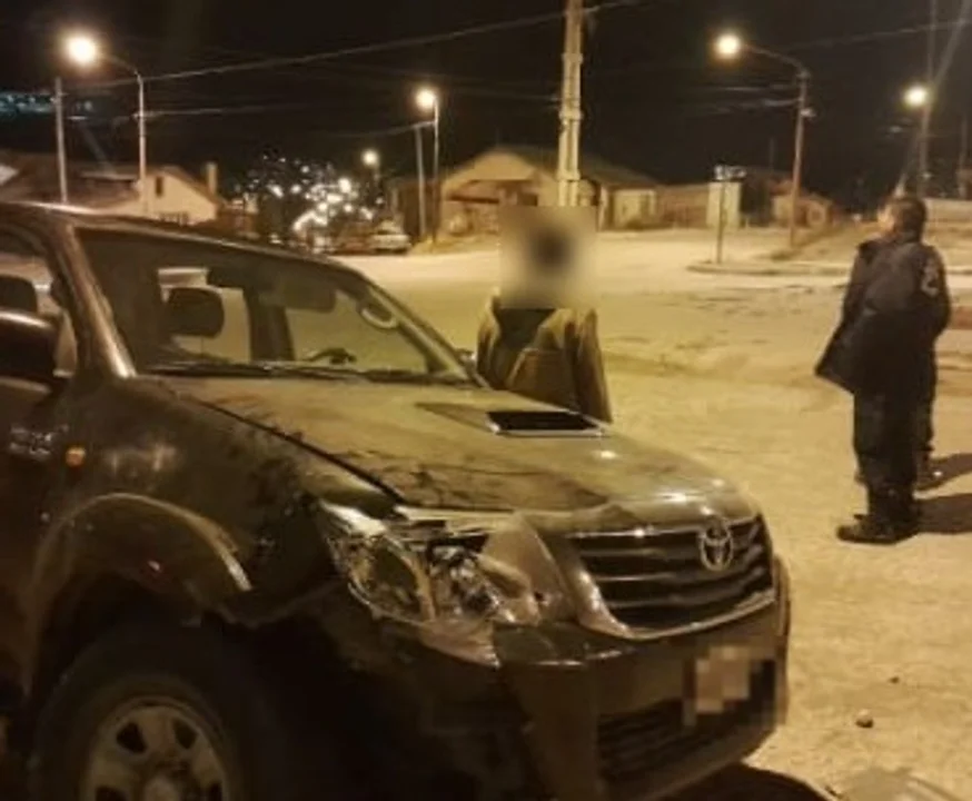 Manejaba en estado de ebriedad por las calles de Esquel y chocó contra un poste