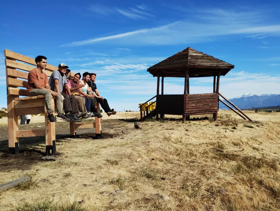 Instalaron un "banco gigante" para apreciar el paisaje de Trevelin
