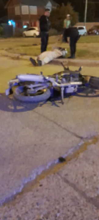 Un adolescente resultó herido en un choque entre una moto y una camioneta 