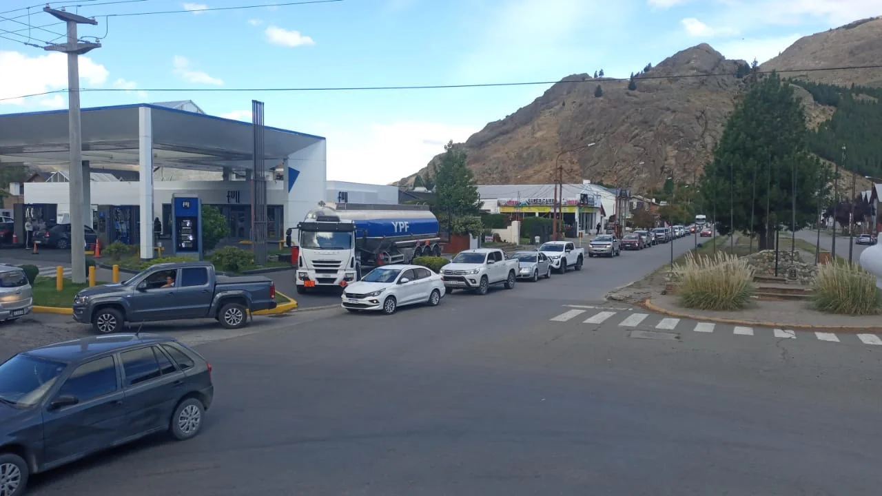 Otra vez hay largas filas para cargar combustible en Esquel