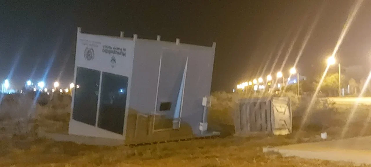 El viento provocó destrozos e hizo volar un puesto policial en Chubut (Foto: ADN SUR)