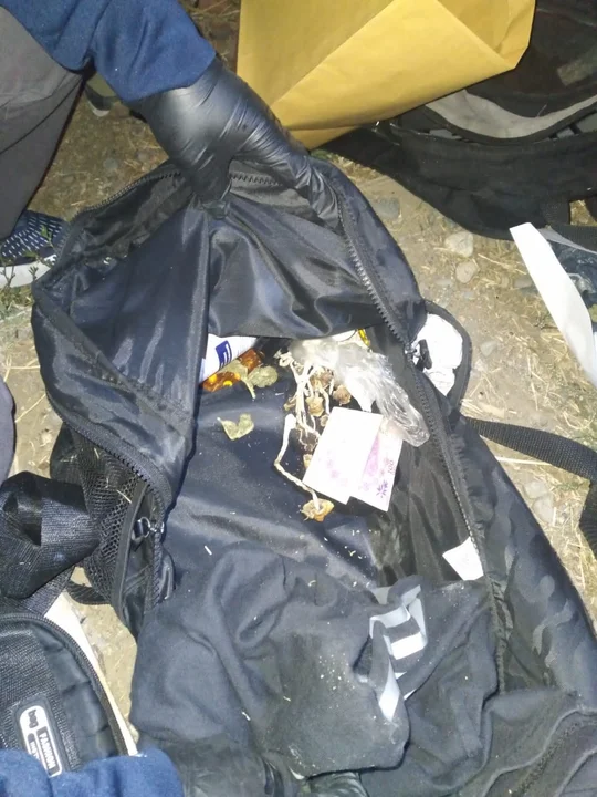Los encontraron comprando droga y terminaron secuestrando medio millón de pesos y 50 dosis de cannabis