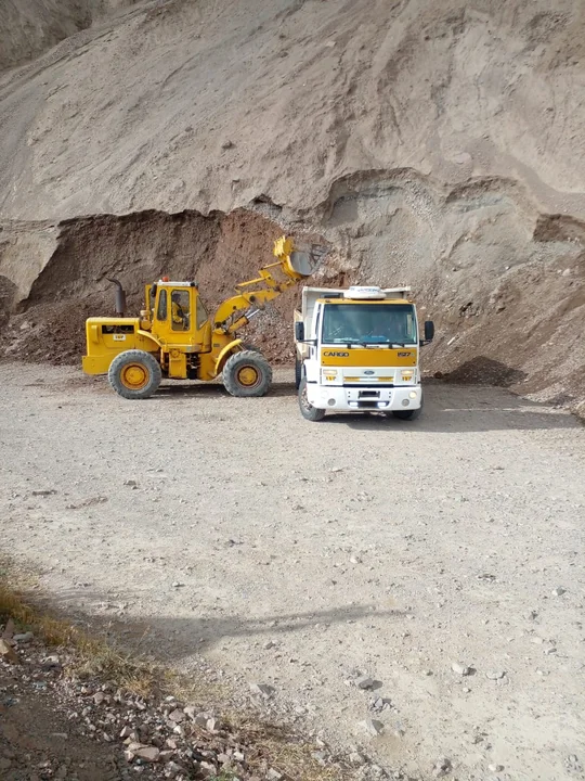 Maquinaria de gran porte se encuentra trabajando sobre la calzada en el camino de acceso a La Hoya