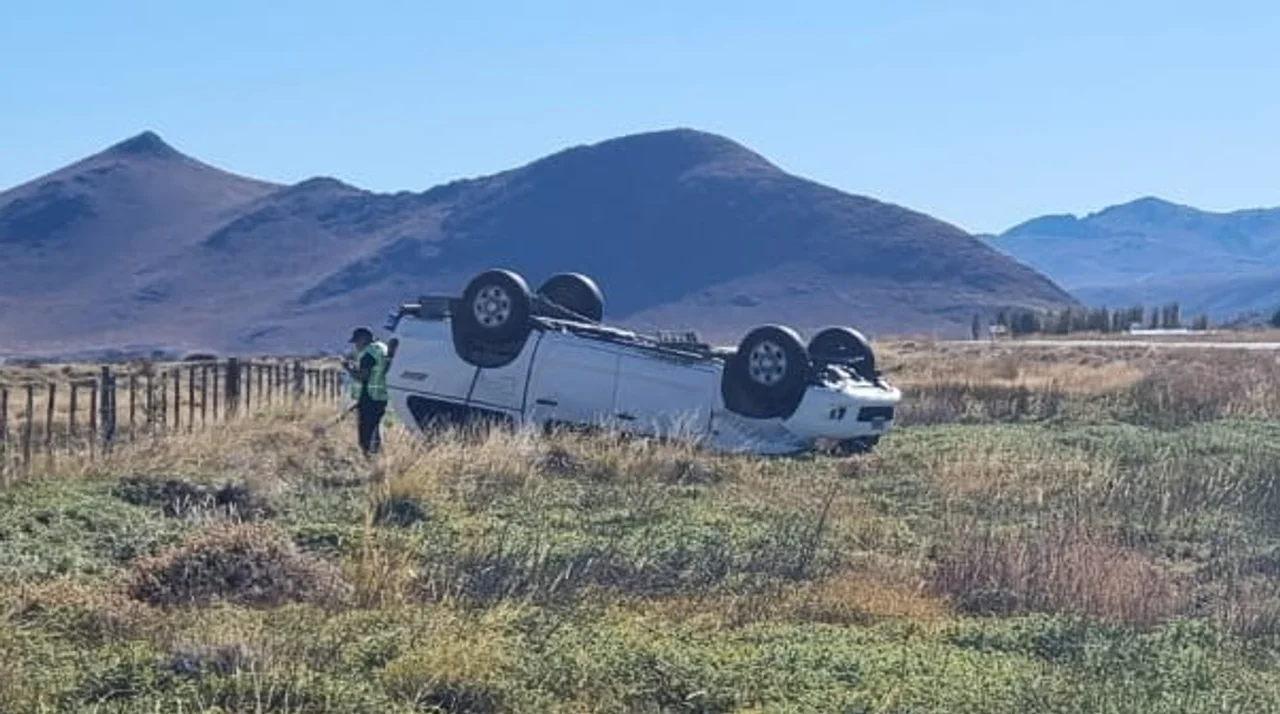 Volcó una camioneta en la Ruta 40 y una persona fue trasladada al hospital