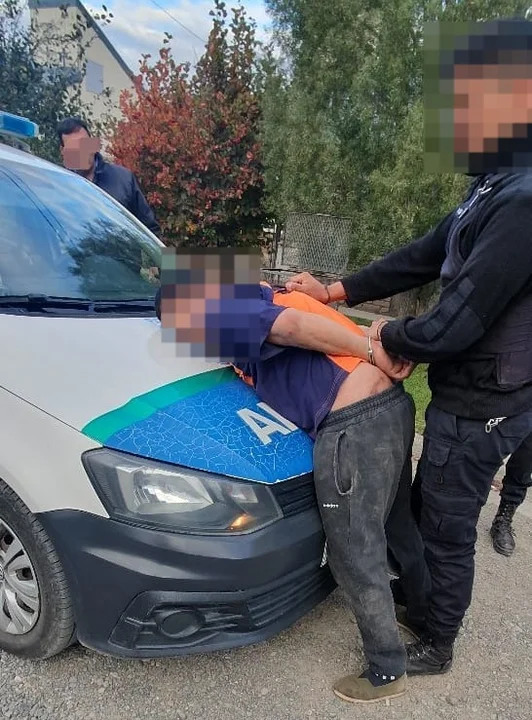 Demoran a un hombre que estaba ebrio en un auto y quiso pelear con la policía