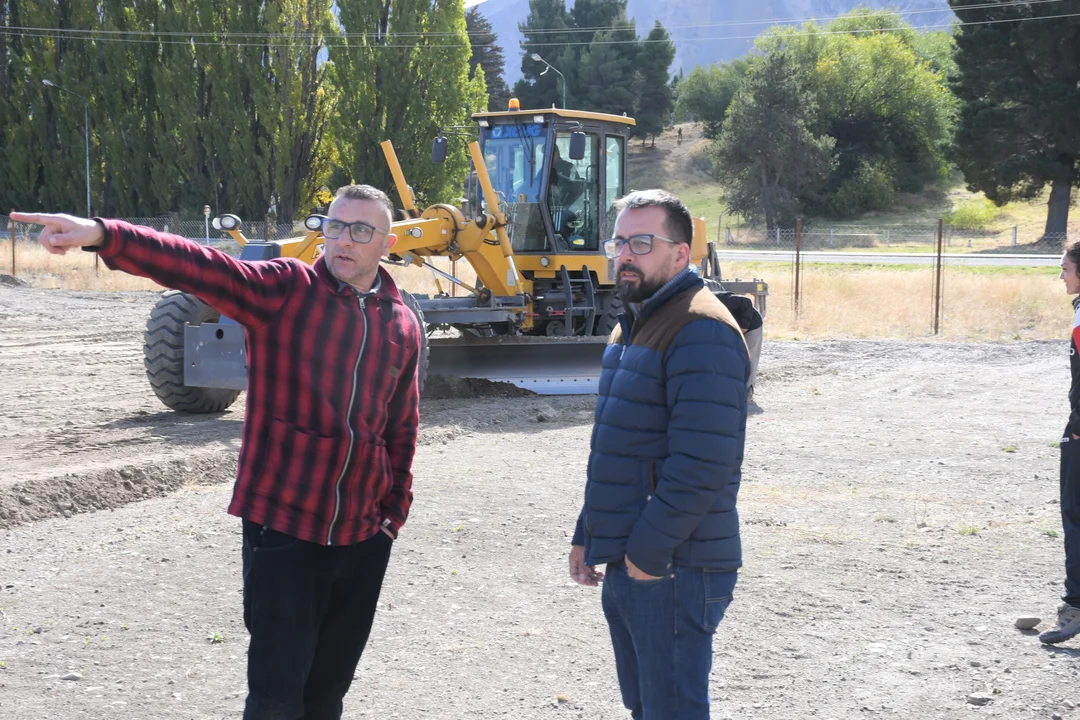 Avanzan las obras para colocar el césped sintético en la nueva cancha del Club Independiente