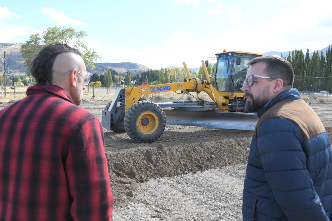 Avanzan las obras para colocar el césped sintético en la nueva cancha del Club Independiente