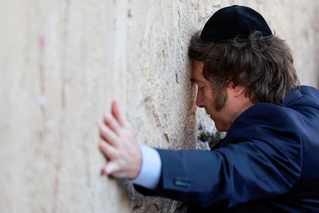 Presidente Milei respalda el derecho a defenderse de Israel y cancela viaje a Europa