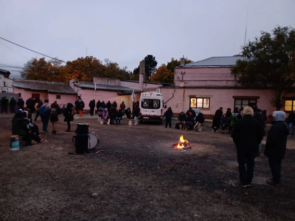 El SOEME inicia la retención de servicios por 48 horas en el municipio de Esquel (Foto: Jorge Naon)