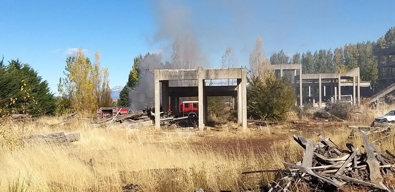 Alerta por principio de incendio en depósito de leña municipal